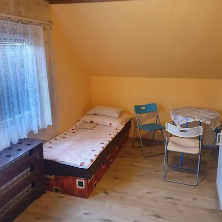 V Rodinnem Dome Kır Evi