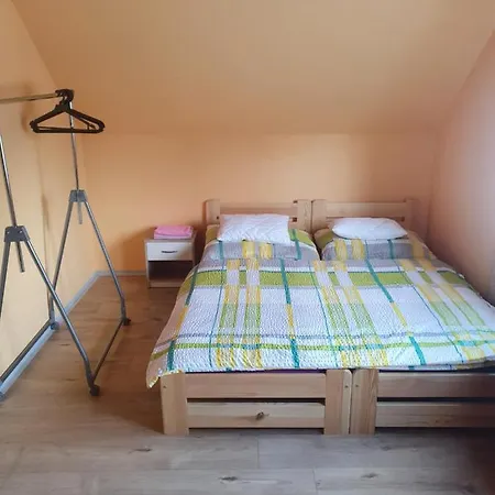 V Rodinném Domě *