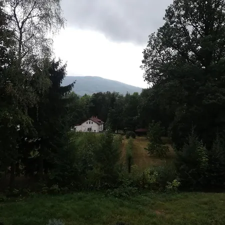 V Rodinnem Dome Kır Evi *